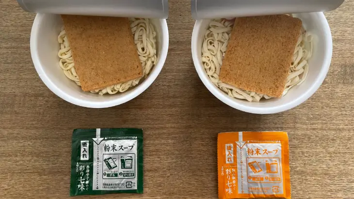 開封した「どん兵衛 きつねうどん」の東西版。具材やスープの粉末の色が異なる様子。