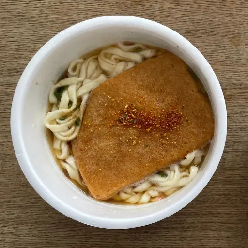 東の「どん兵衛 きつねうどん」完成品画像。