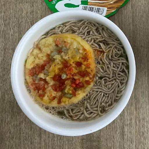 「緑のたぬき」のそばを示す写真、麺とスープがはっきり見える。