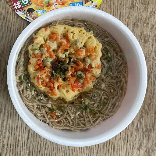 「どん兵衛」のそばを示す写真、麺とスープがはっきり見える。